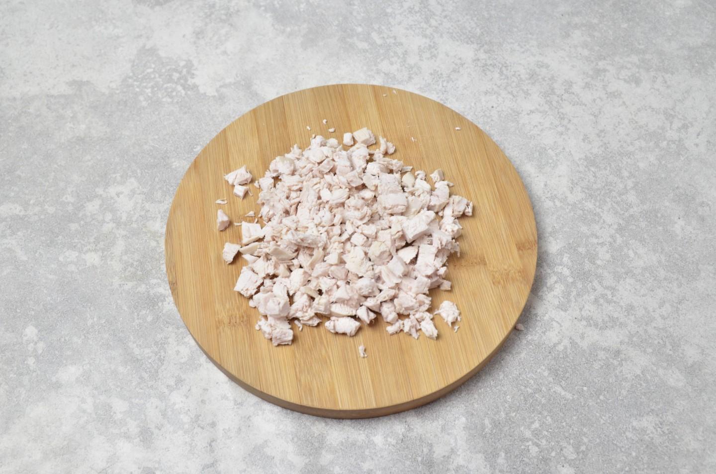 Шаг 2 приготовления Салат куриная грудка кукуруза огурец яйцо