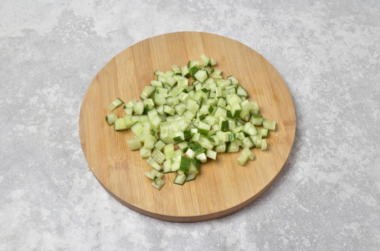 Шаг 3 приготовления Салат куриная грудка кукуруза огурец яйцо