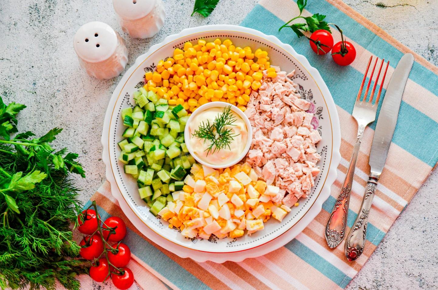 Шаг 5 приготовления Салат куриная грудка кукуруза огурец яйцо