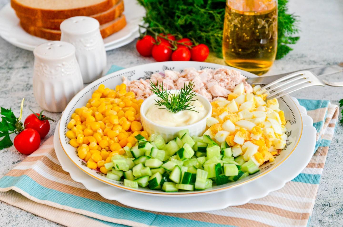 Обложка рецепта Салат куриная грудка кукуруза огурец яйцо