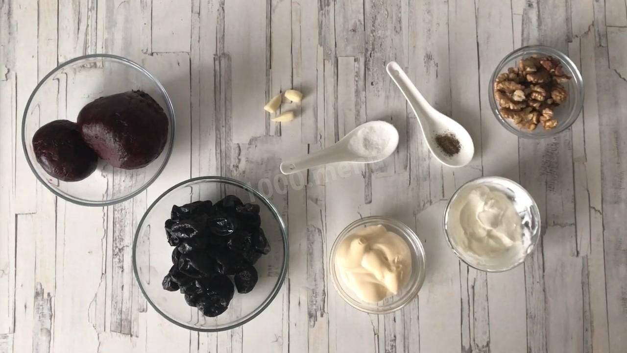 Шаг 1 приготовления Салат свекла с черносливом и грецким орехом