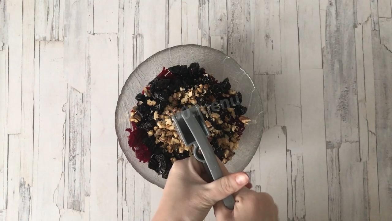 Шаг 5 приготовления Салат свекла с черносливом и грецким орехом