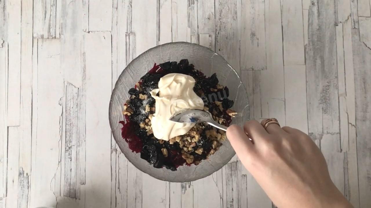 Шаг 7 приготовления Салат свекла с черносливом и грецким орехом