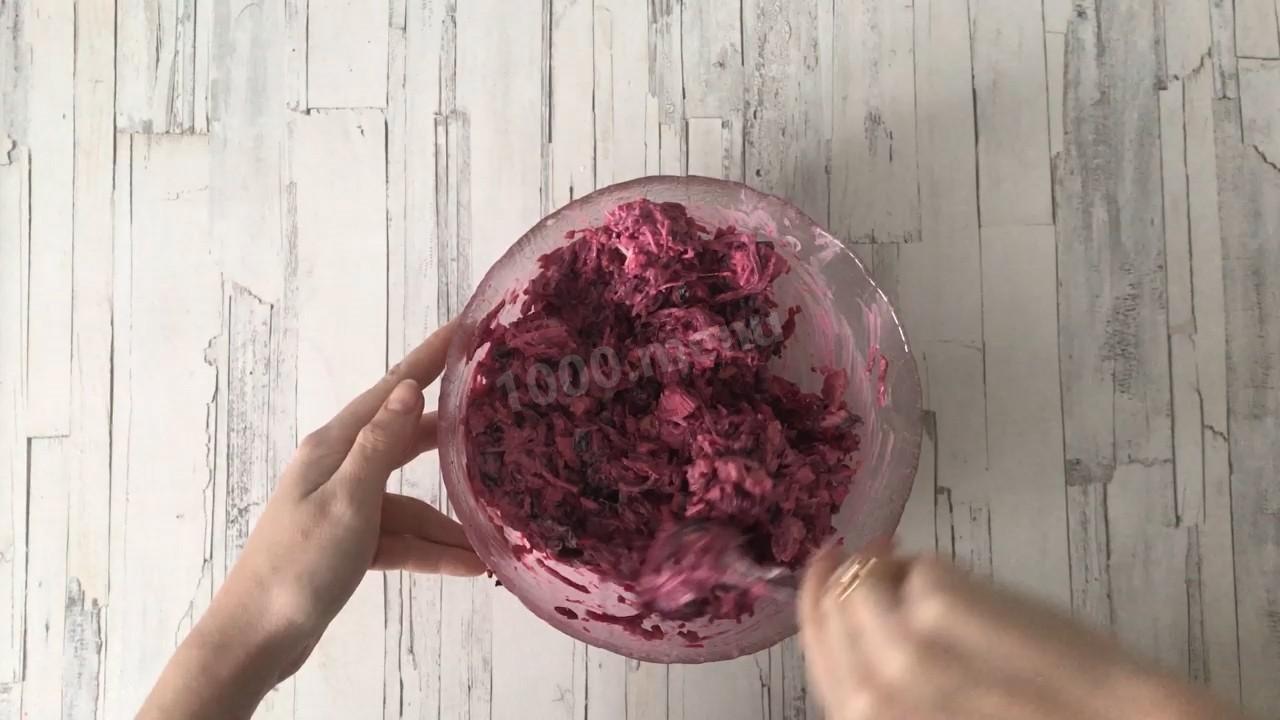 Шаг 8 приготовления Салат свекла с черносливом и грецким орехом