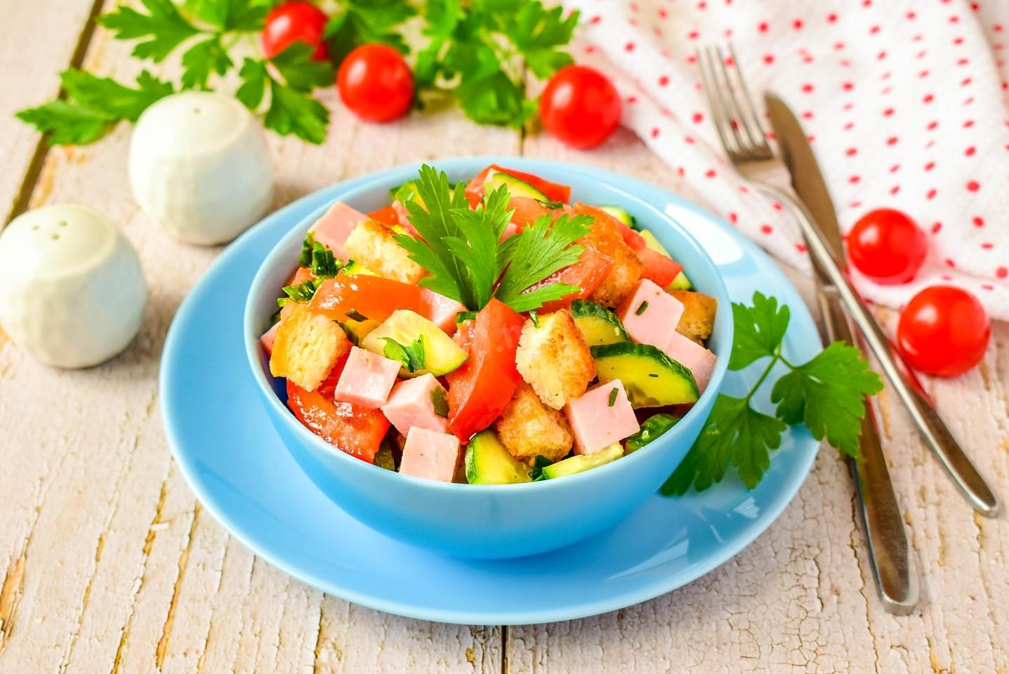 Обложка рецепта Салат с сухариками огурцами и колбасой