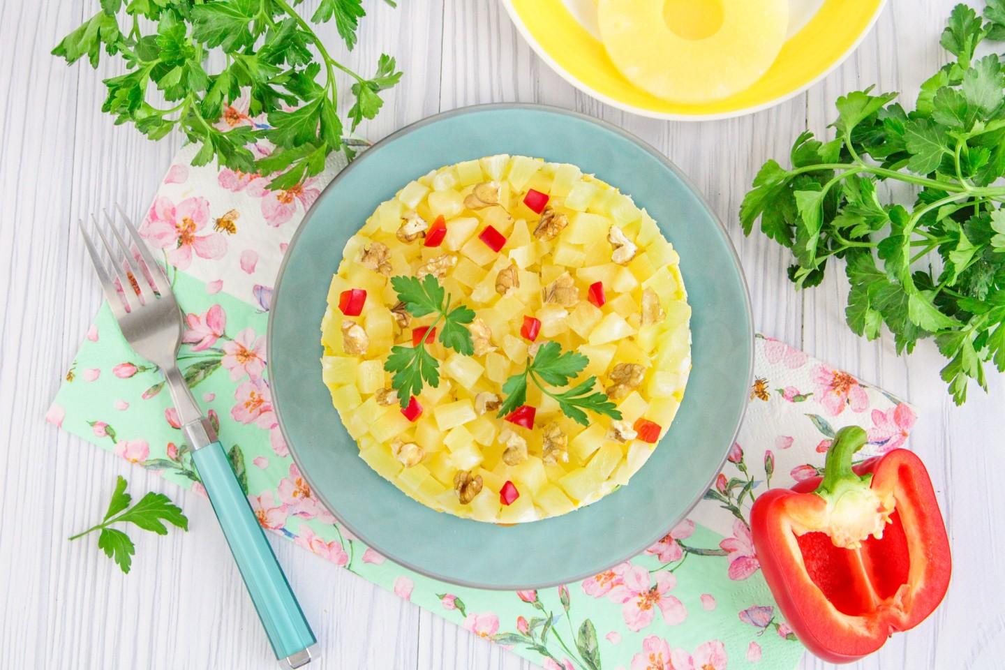 Шаг 20 приготовления Слоеный салат с ананасом и курицей