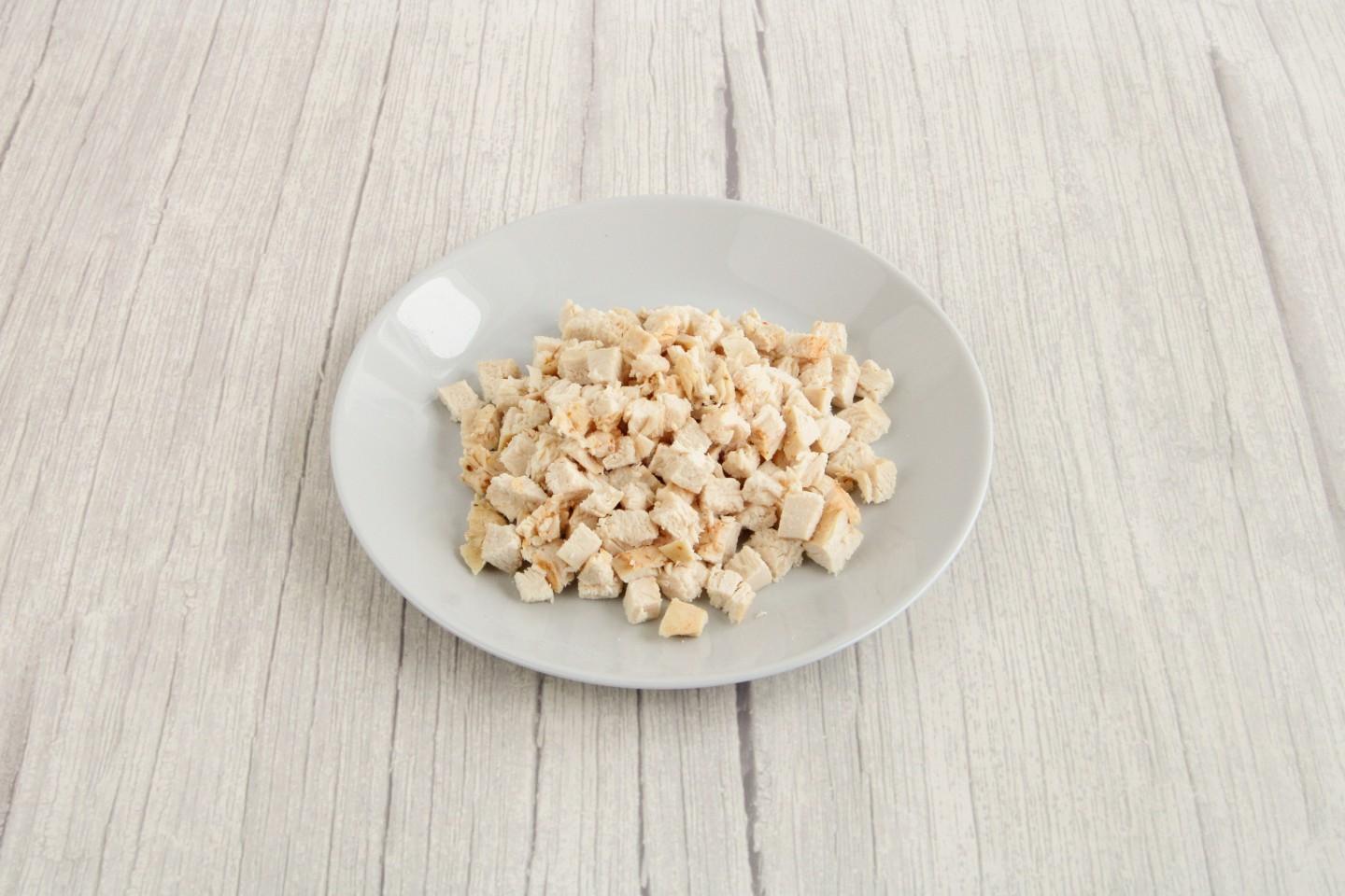 Шаг 3 приготовления Слоеный салат с ананасом и курицей