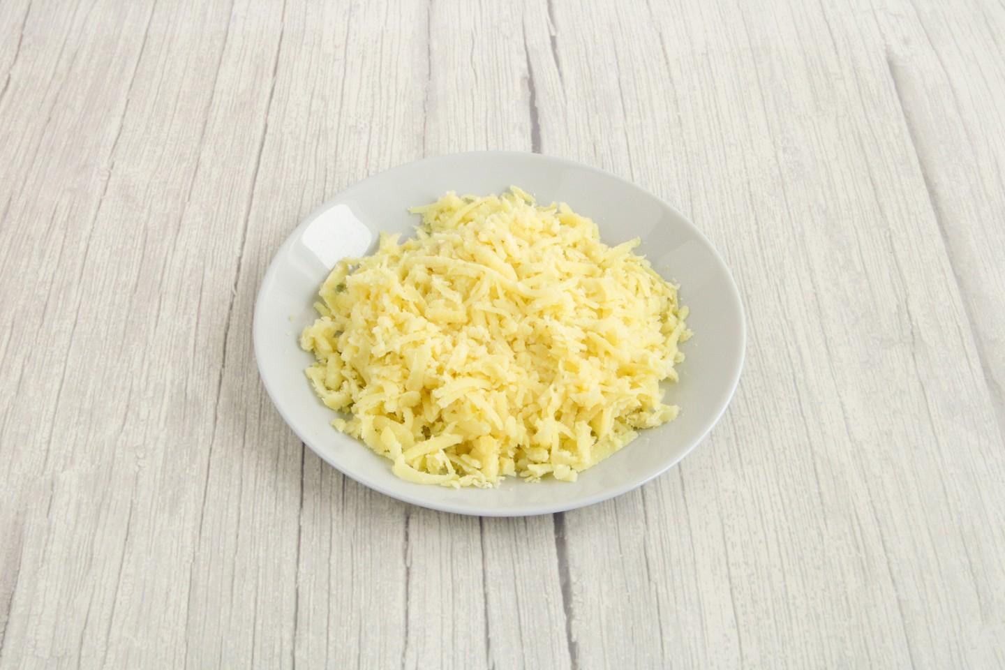 Шаг 4 приготовления Слоеный салат с ананасом и курицей