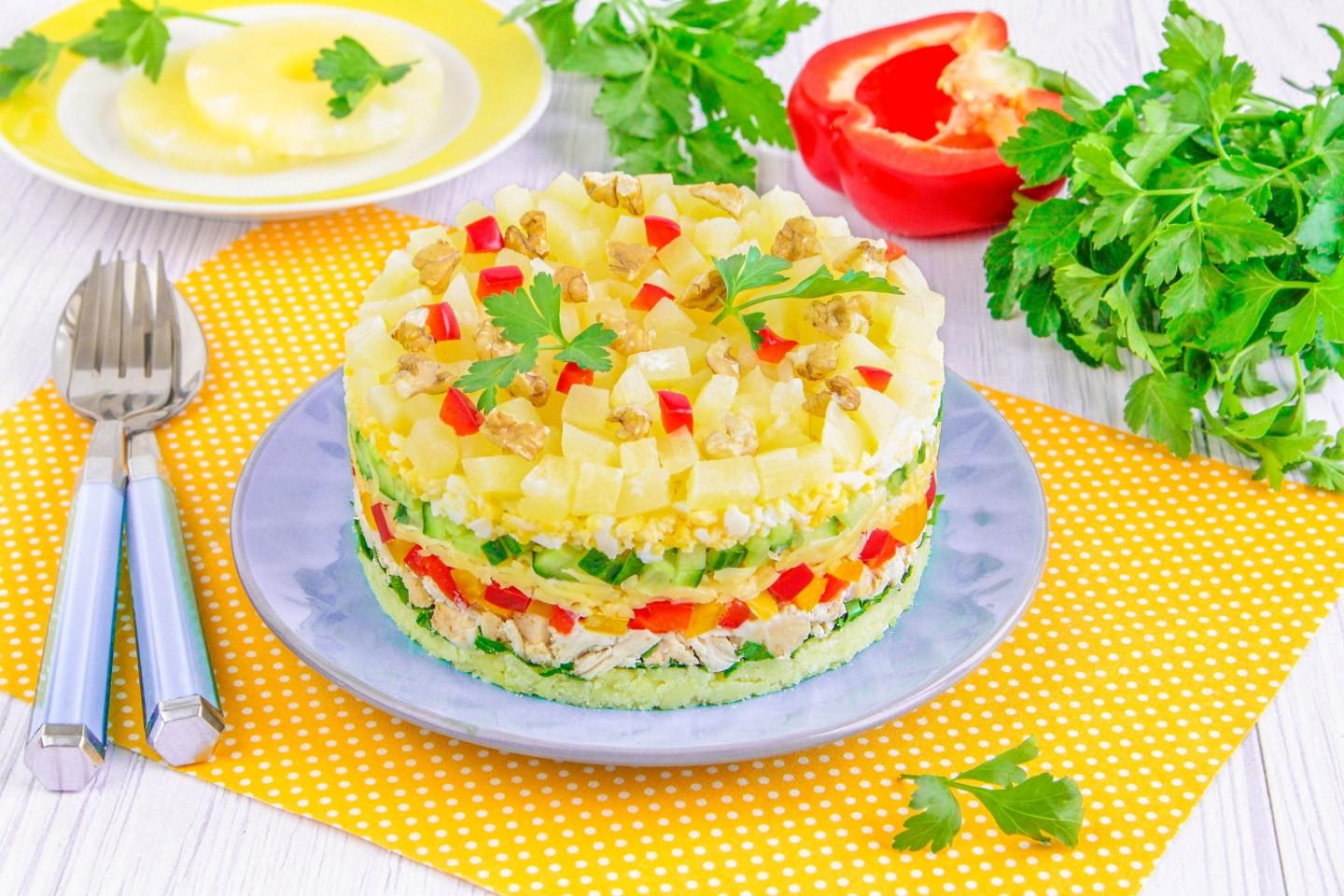 Обложка рецепта Слоеный салат с ананасом и курицей