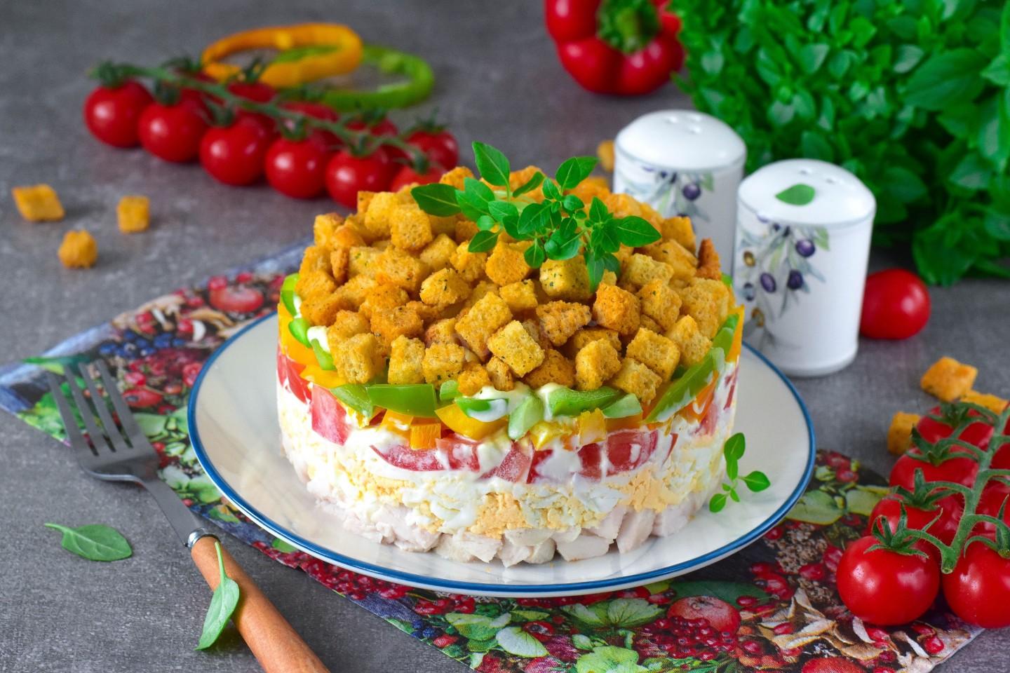 Шаг 13 приготовления Салат курица помидоры сухарики