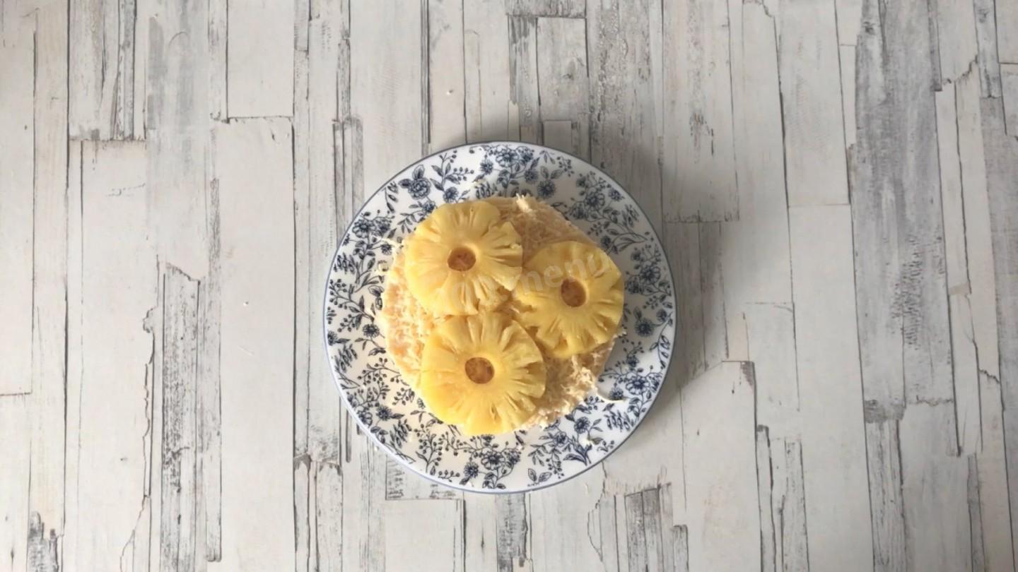 Шаг 10 приготовления Салат ананасы с сыром и чесноком