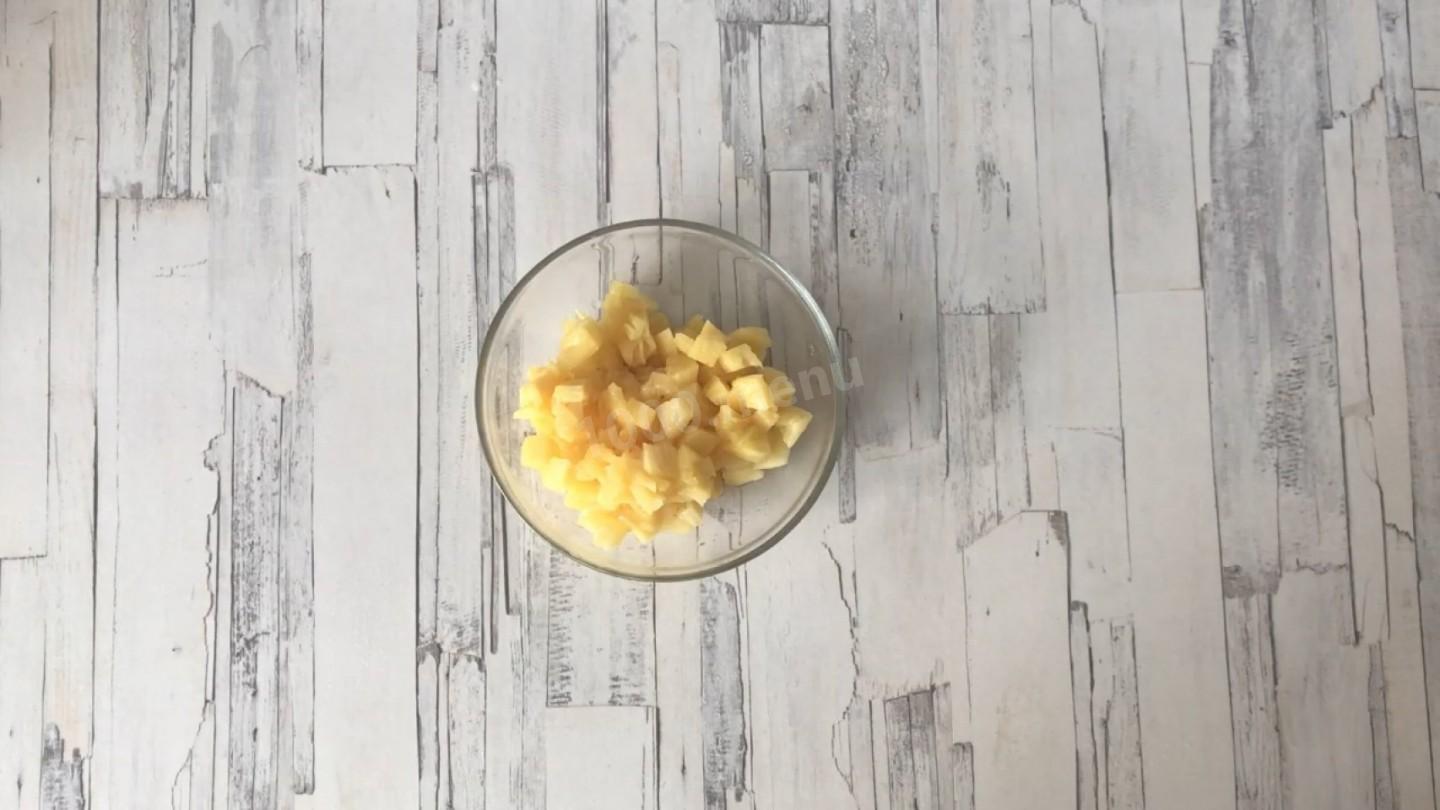 Шаг 2 приготовления Салат ананасы с сыром и чесноком