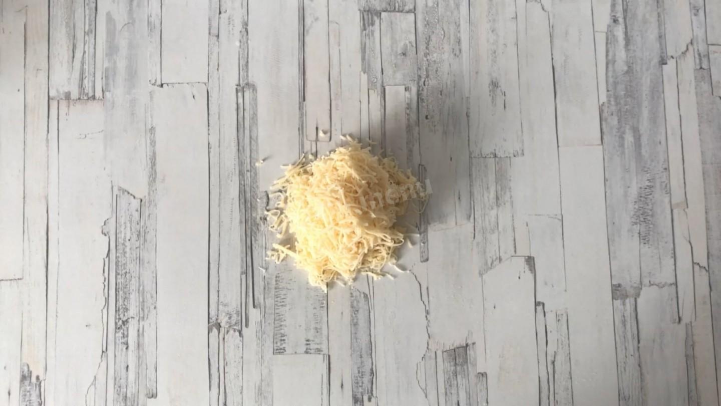Шаг 3 приготовления Салат ананасы с сыром и чесноком
