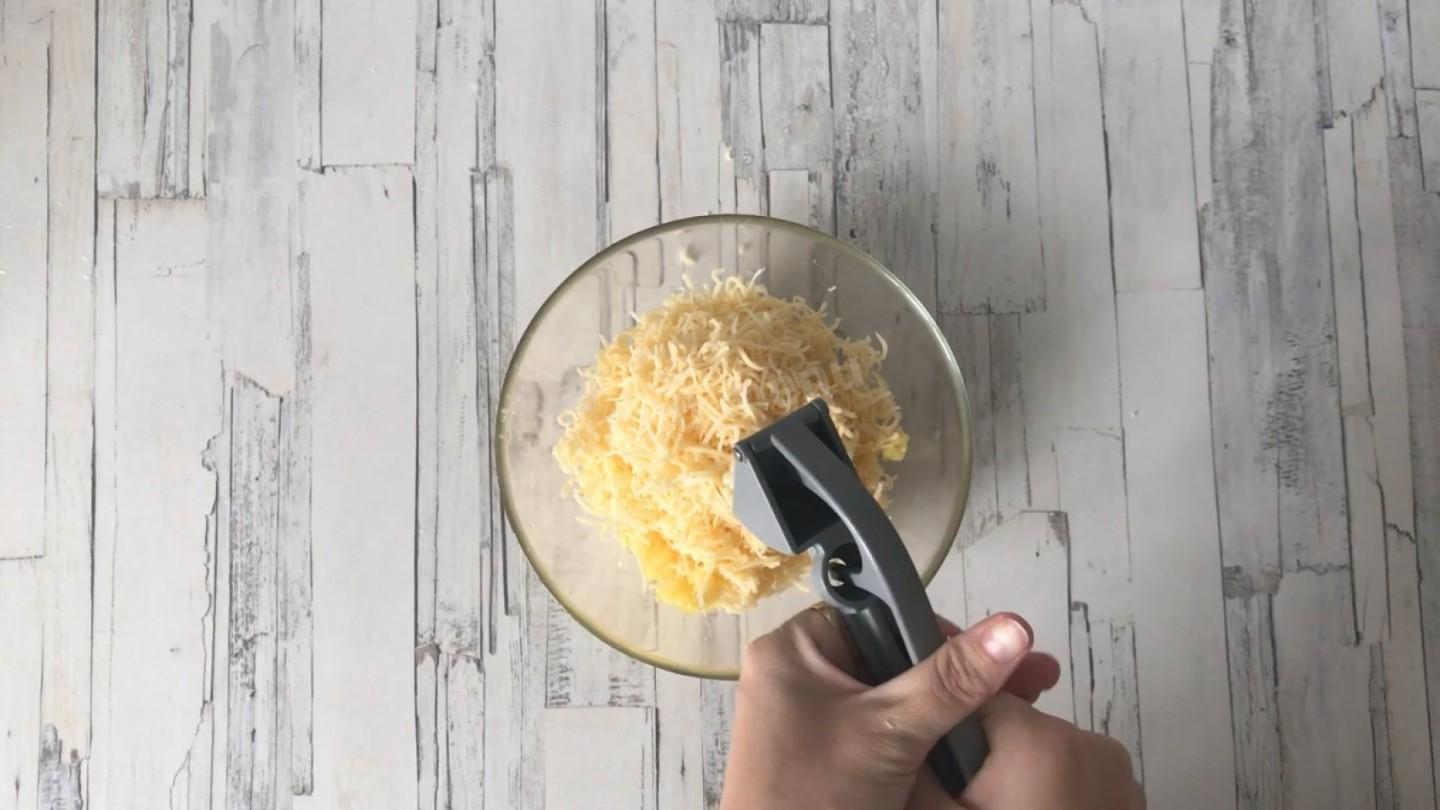 Шаг 4 приготовления Салат ананасы с сыром и чесноком