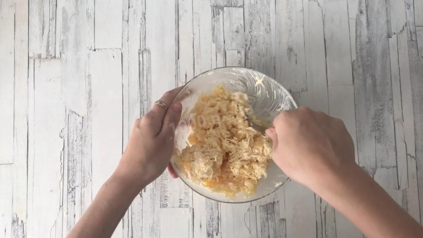 Шаг 6 приготовления Салат ананасы с сыром и чесноком