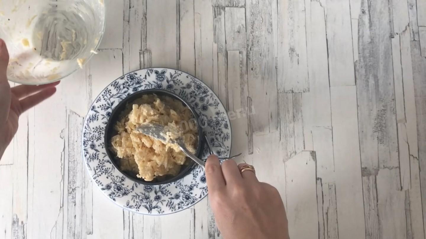 Шаг 7 приготовления Салат ананасы с сыром и чесноком