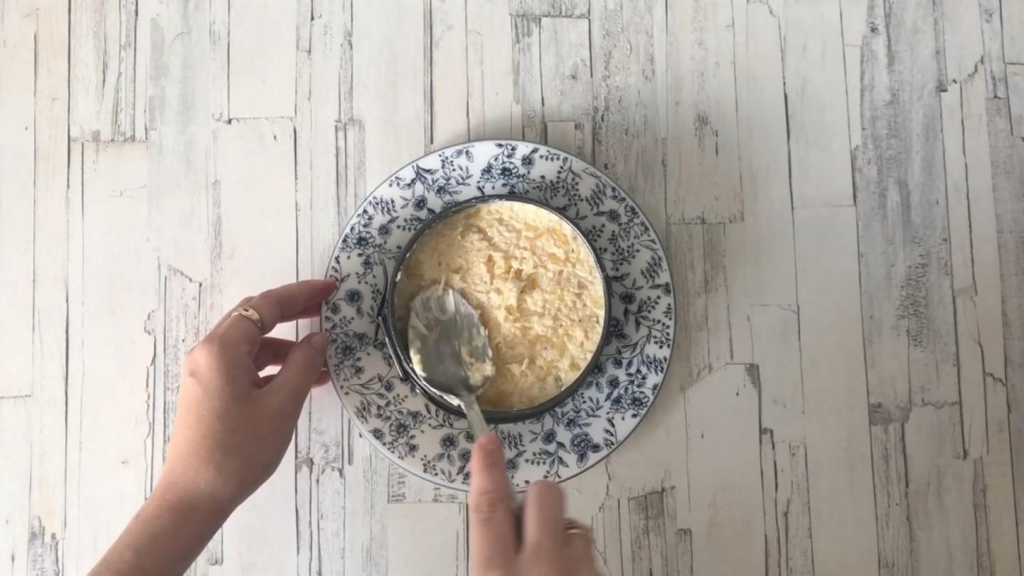 Шаг 8 приготовления Салат ананасы с сыром и чесноком