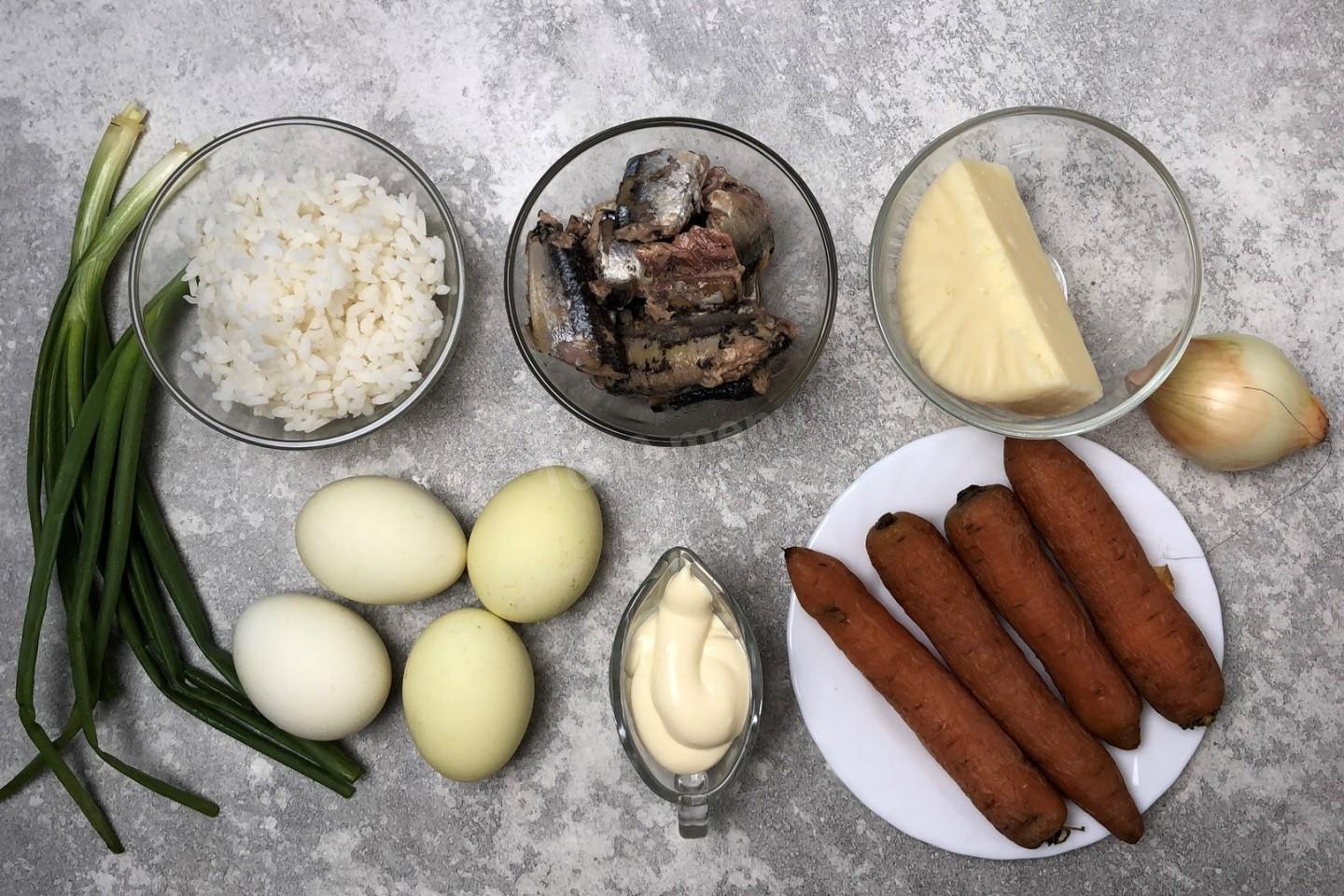 Шаг 1 приготовления Салат Мимоза с консервами и рисом