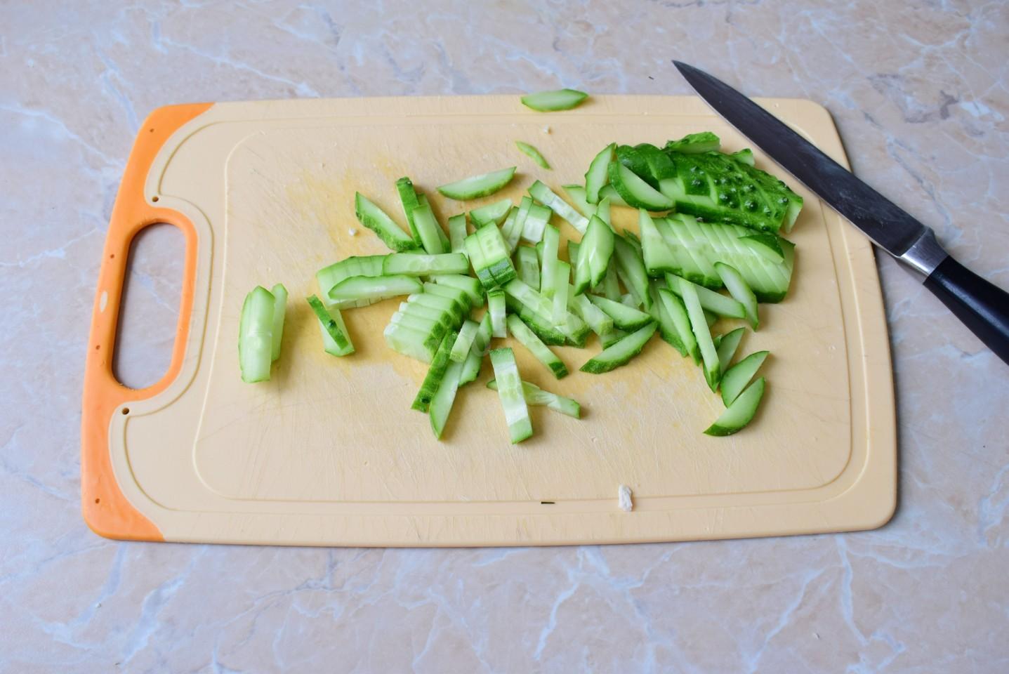 Шаг 5 приготовления Салат морковь корейская яйца курица огурцы майонез