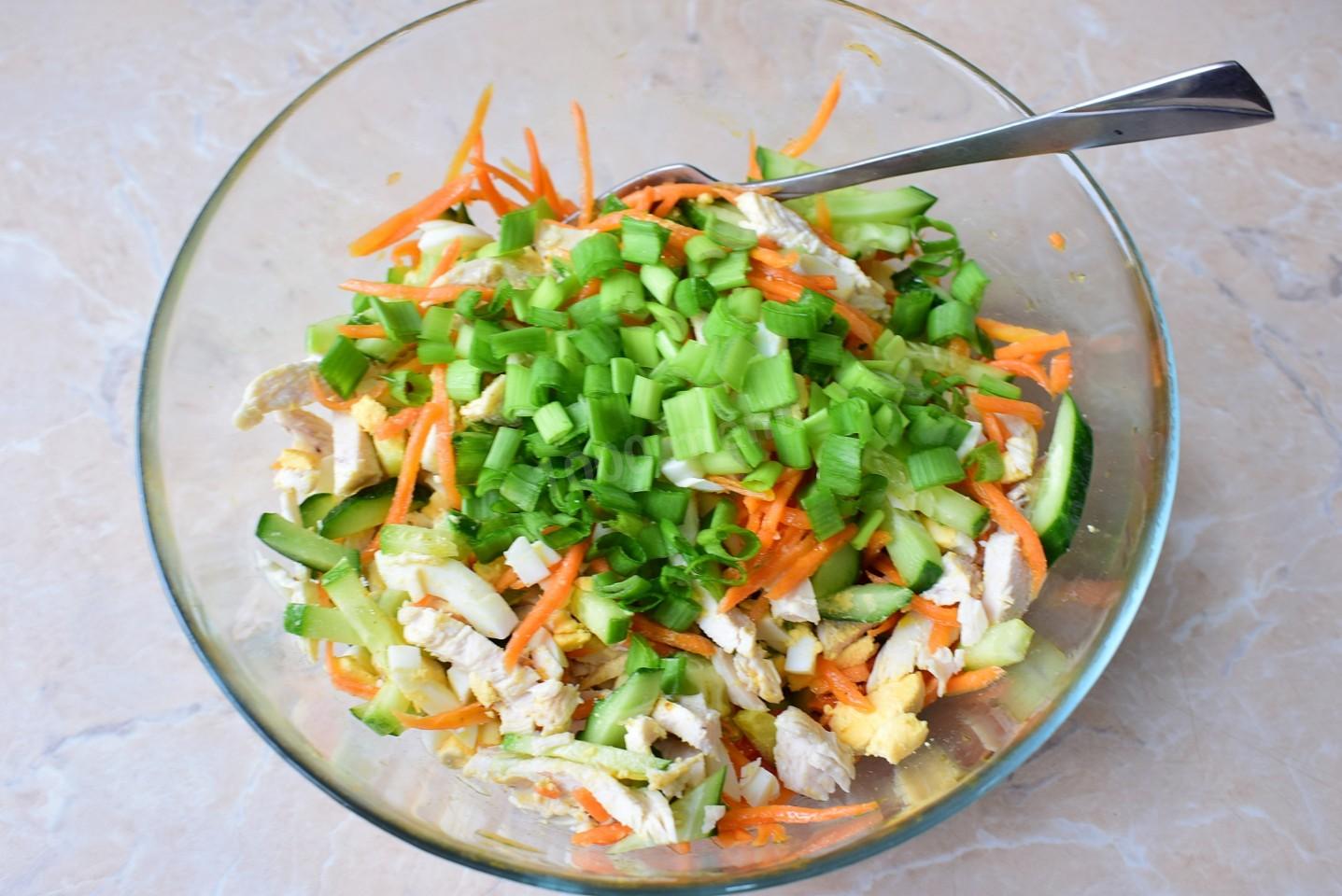 Шаг 7 приготовления Салат морковь корейская яйца курица огурцы майонез