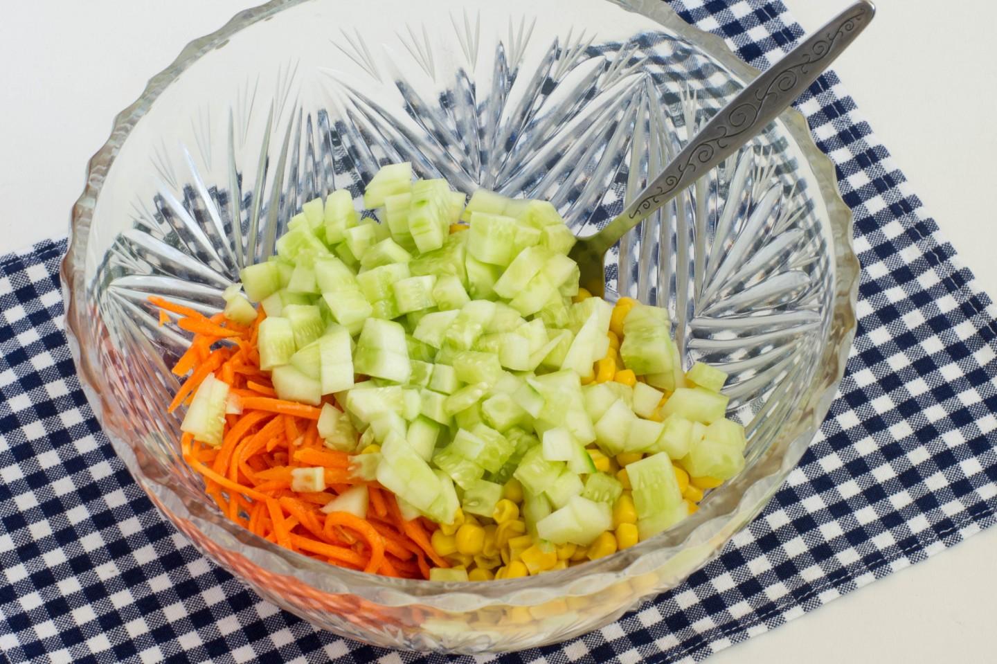 Шаг 3 приготовления Салат корейская морковь огурец кукуруза