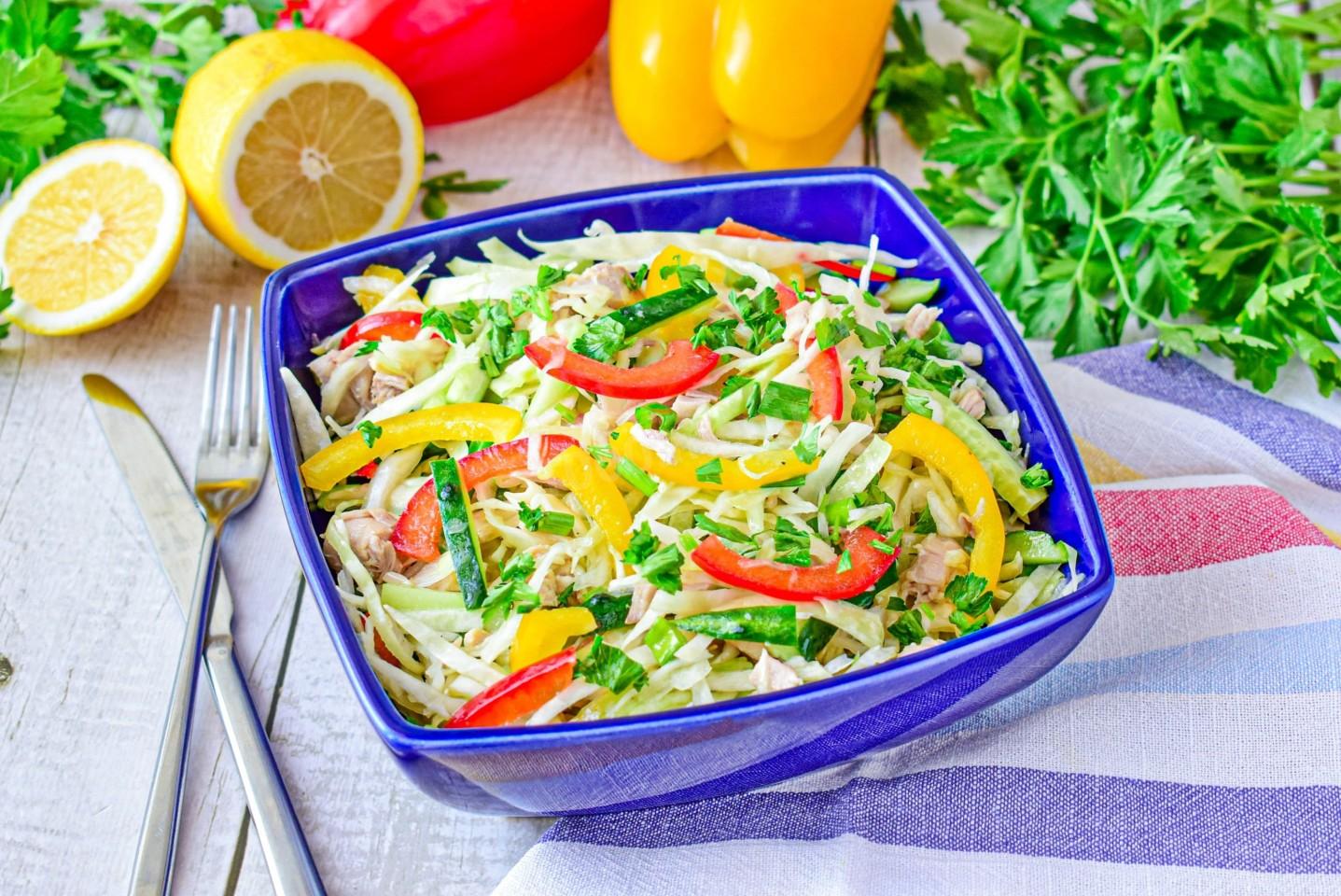 Обложка рецепта Салат с капустой и куриной грудкой