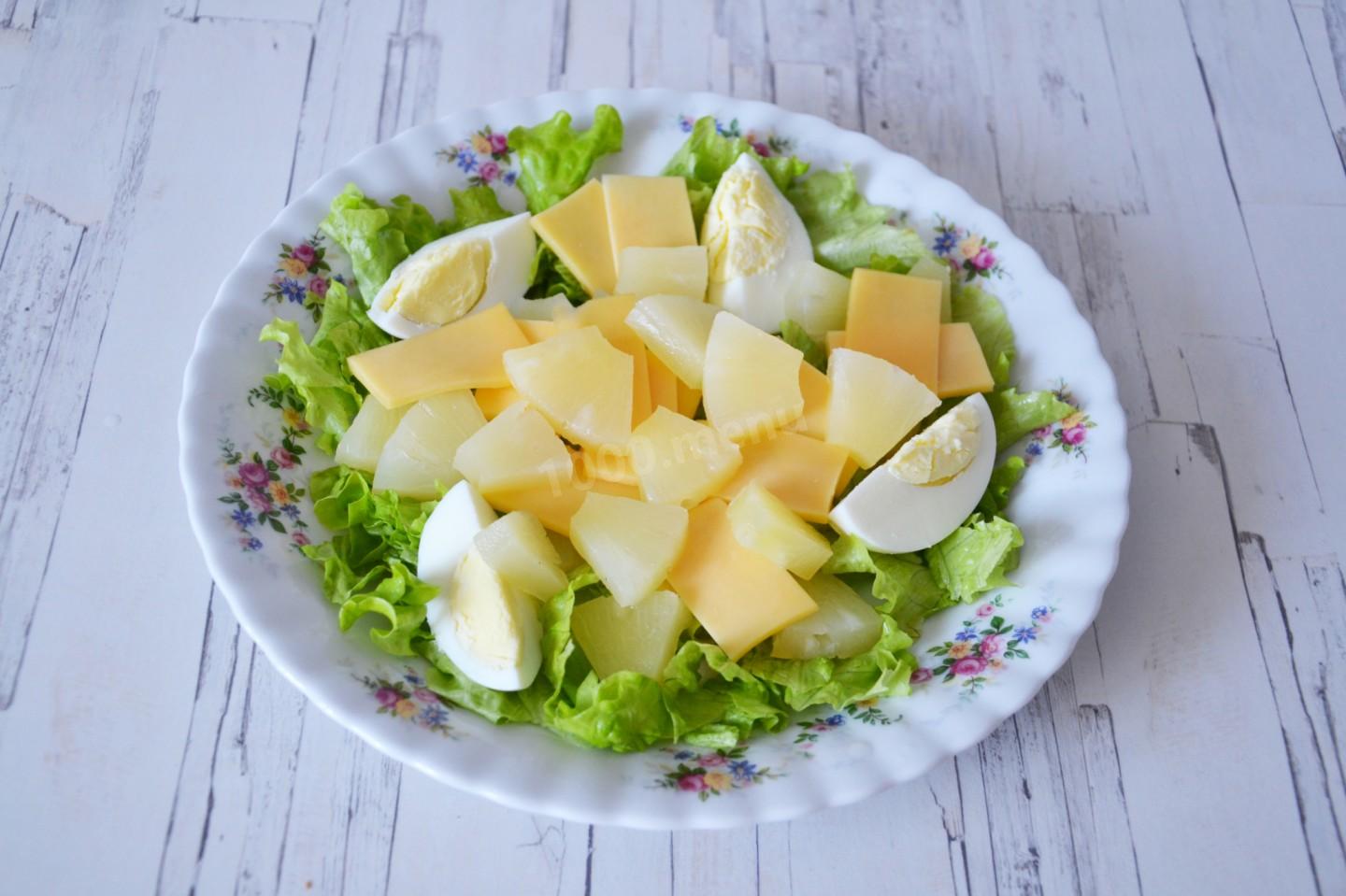 Шаг 10 приготовления Салат с креветками ананасом и сыром