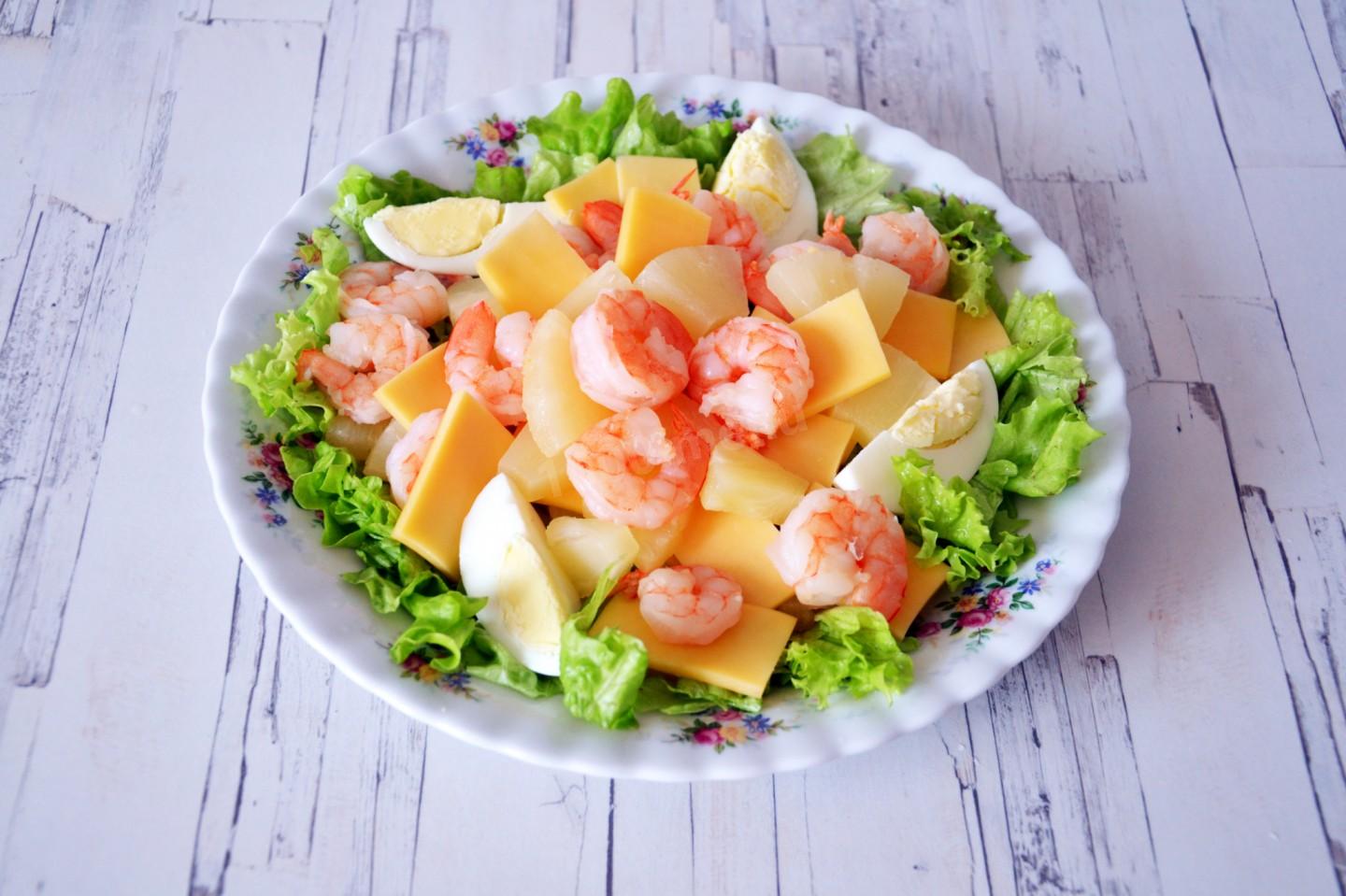 Шаг 11 приготовления Салат с креветками ананасом и сыром