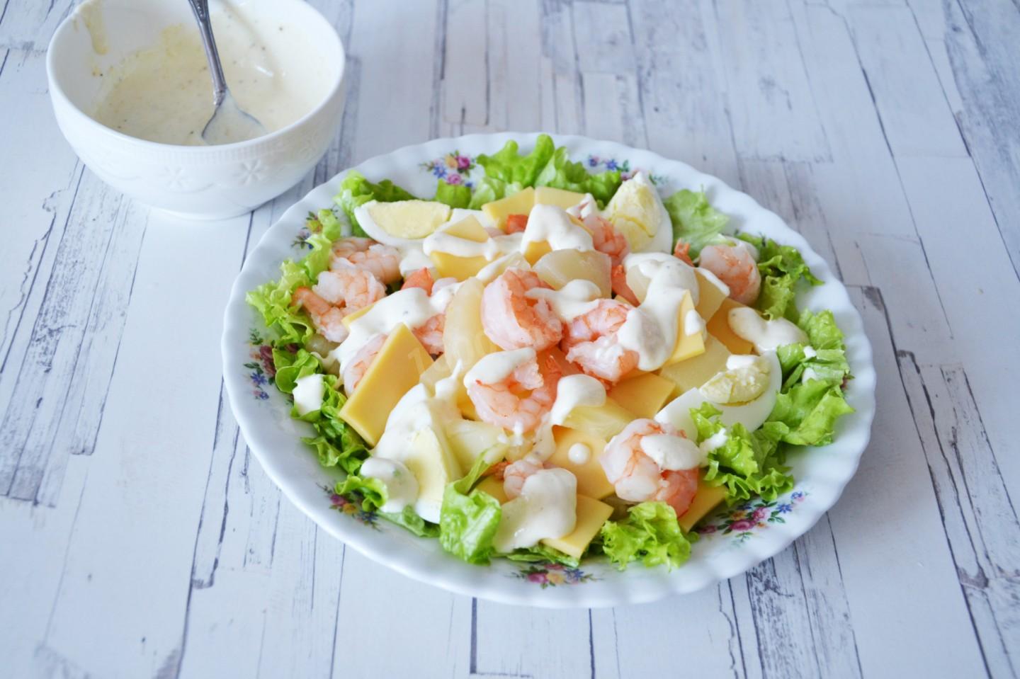 Шаг 12 приготовления Салат с креветками ананасом и сыром