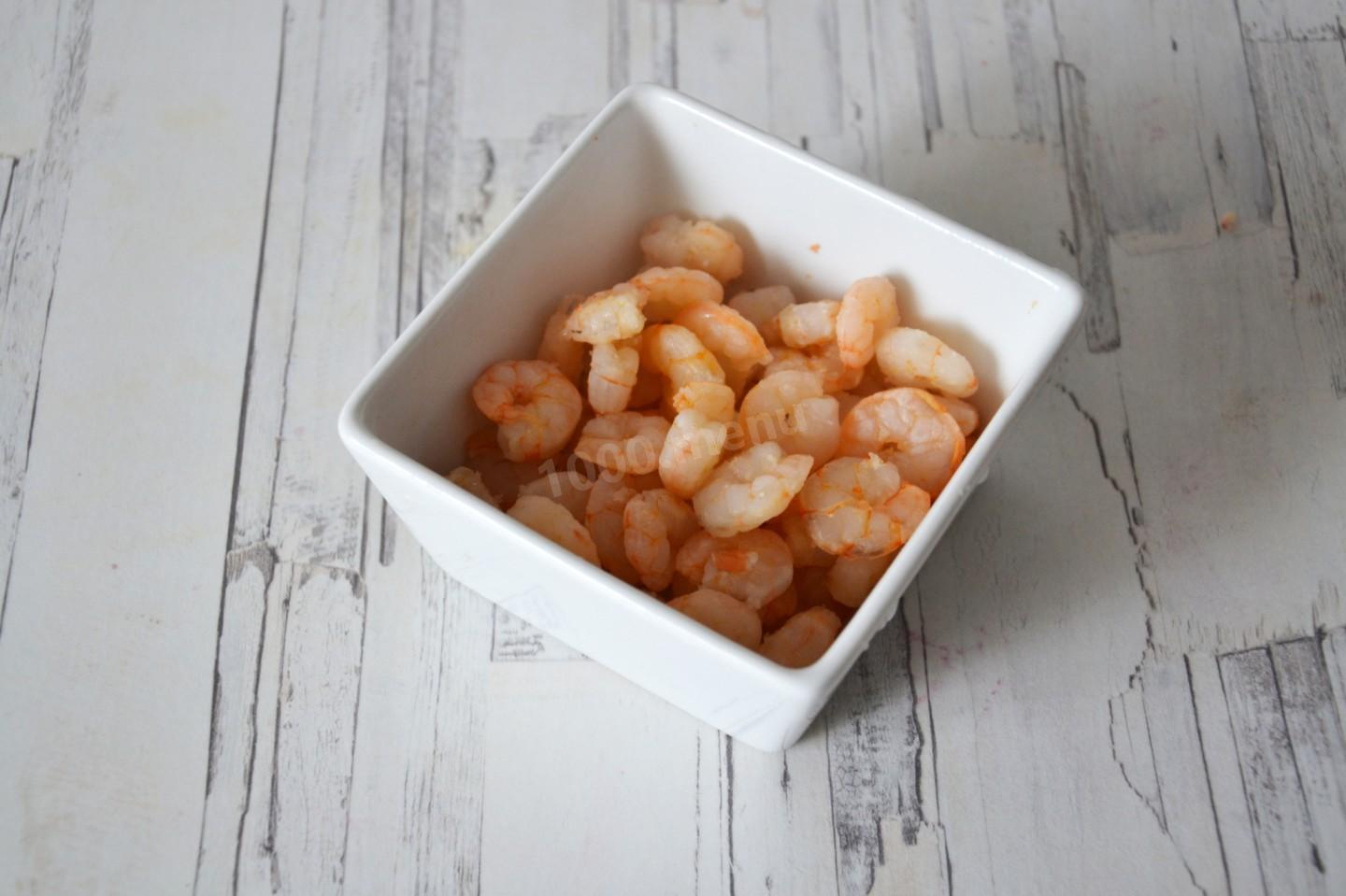 Шаг 2 приготовления Салат с креветками ананасом и сыром