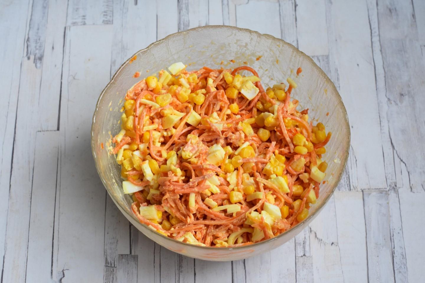 Шаг 7 приготовления Салат с сыром косичка и морковью корейской