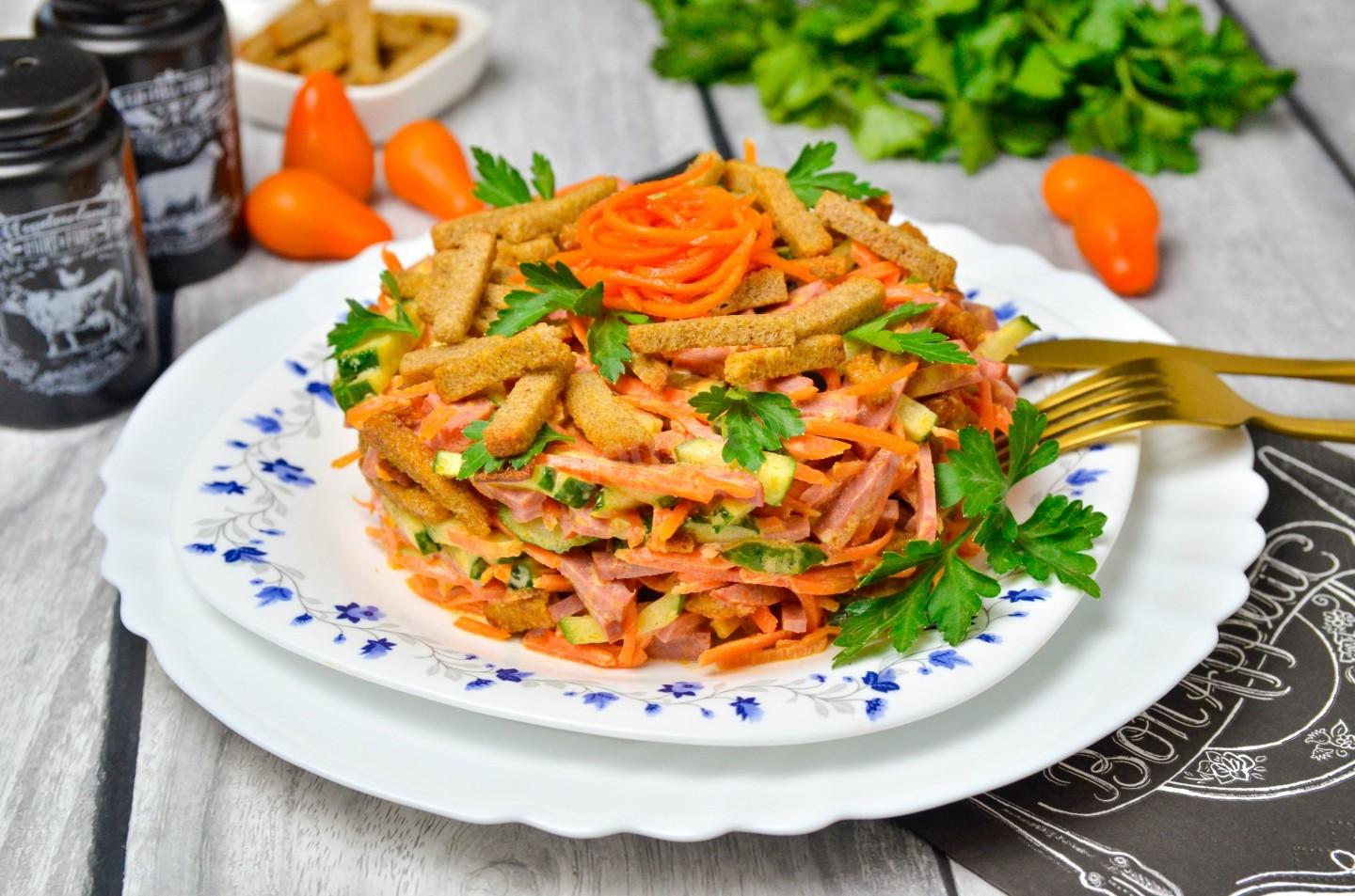 Шаг 5 приготовления Салат с корейской морковью и сухариками