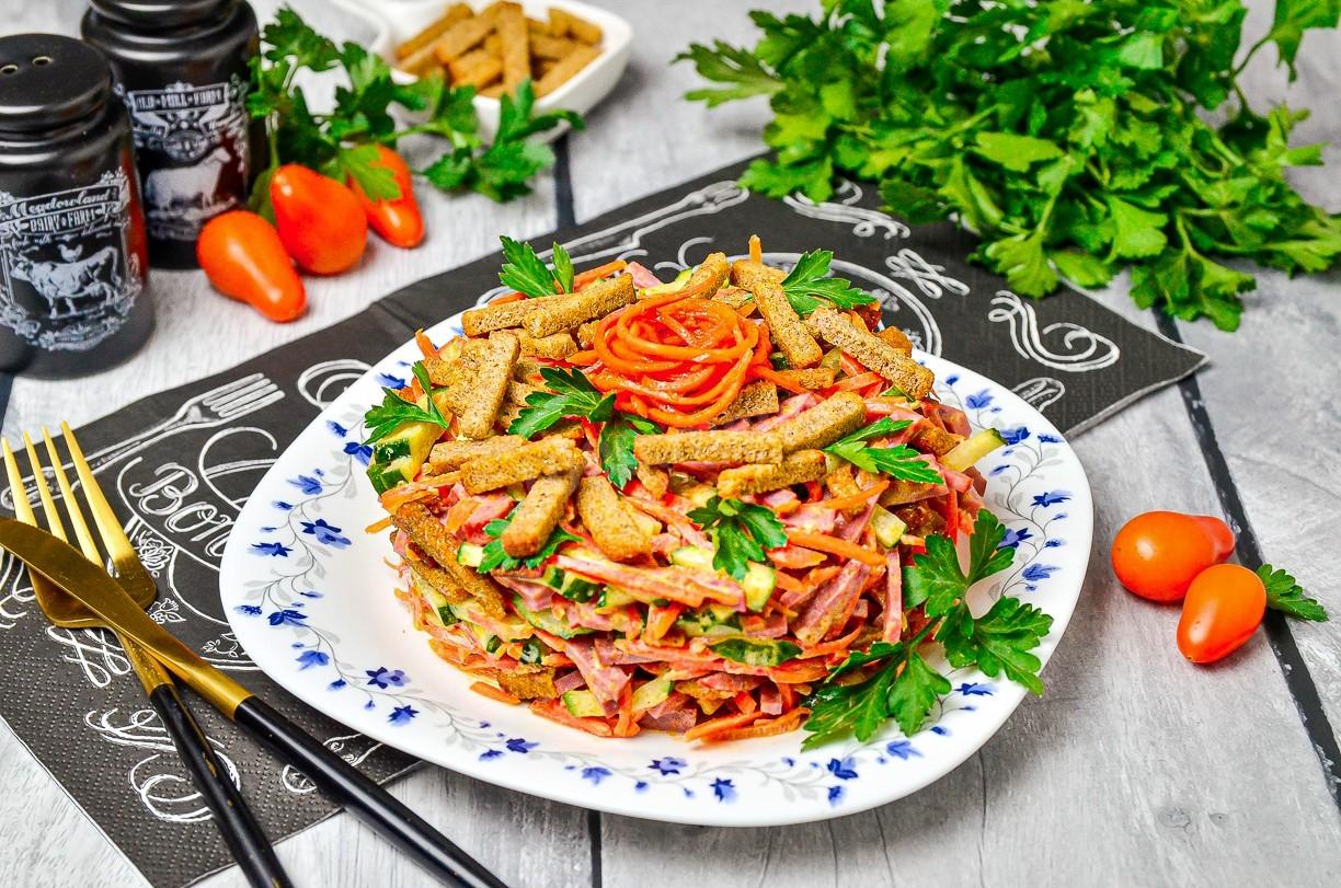 Обложка рецепта Салат с корейской морковью и сухариками