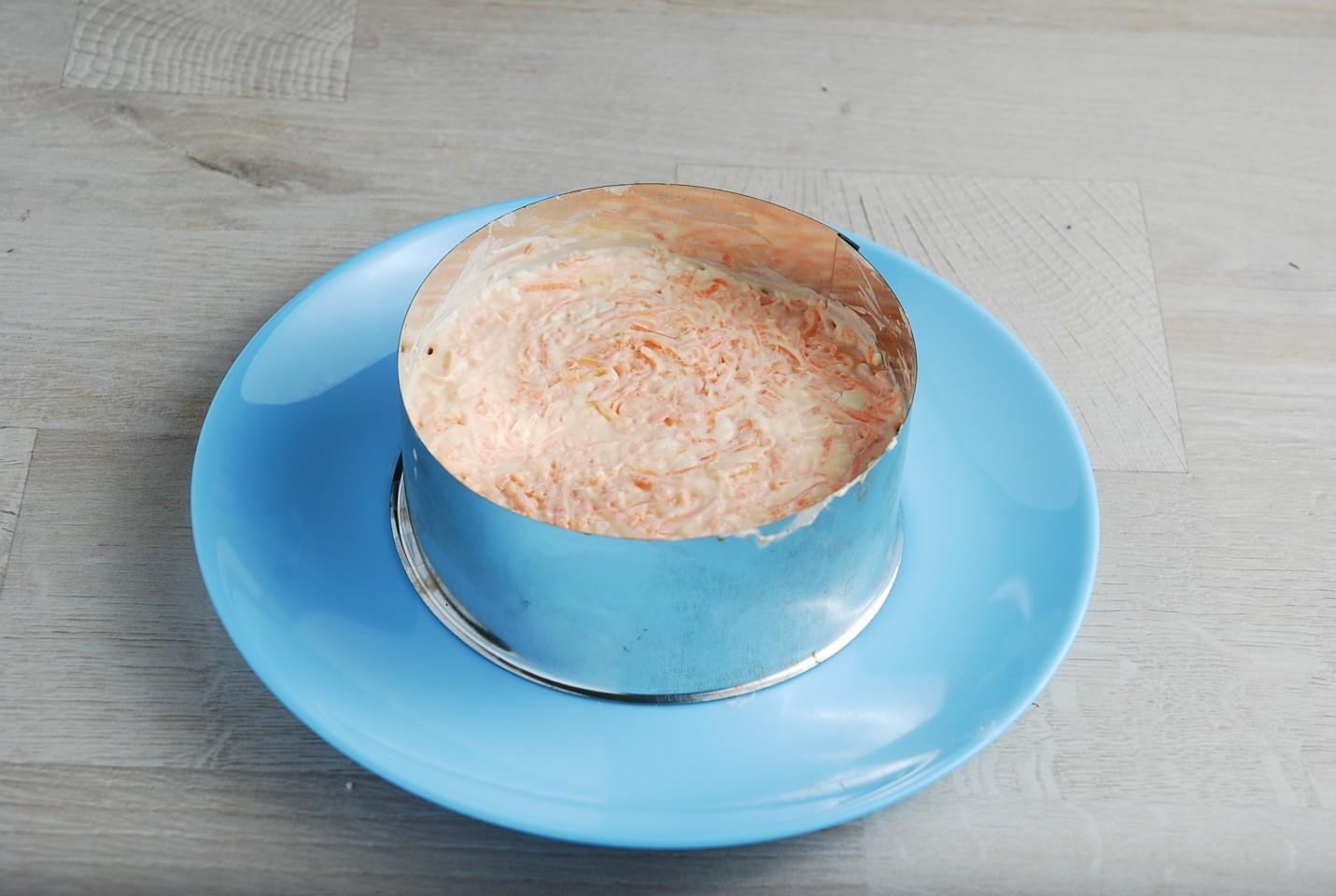 Шаг 7 приготовления Салат Рыжик с морковью и сыром классический