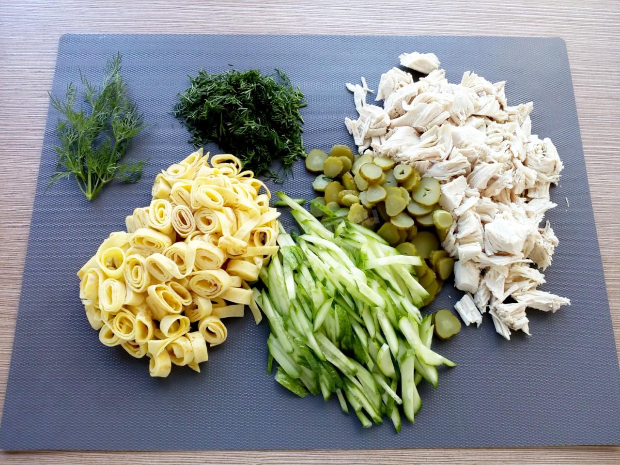Шаг 5 приготовления Салат с блинами и курицей