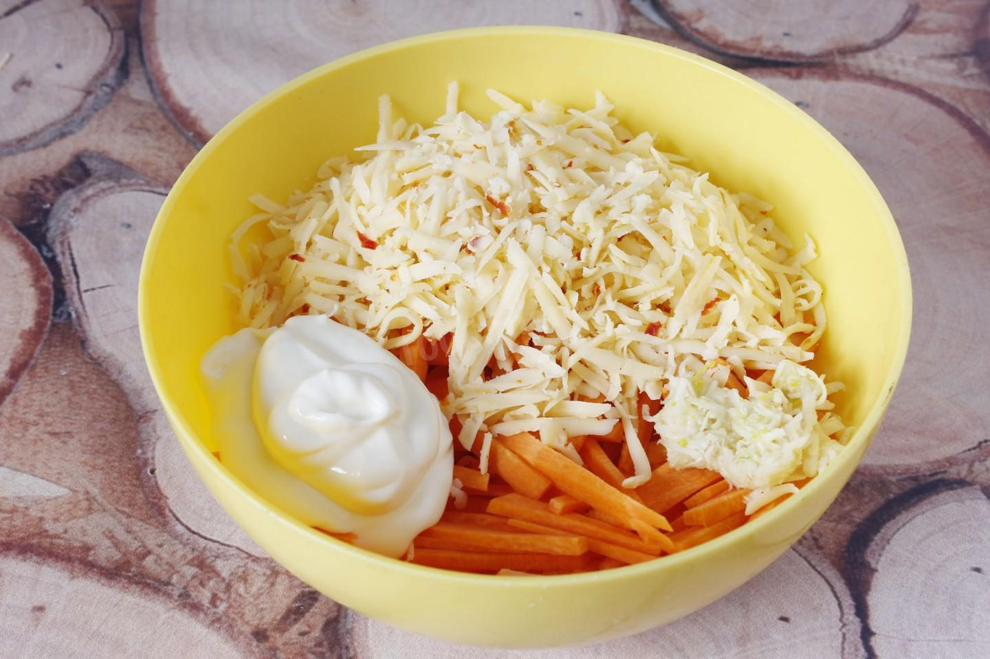 Шаг 5 приготовления Салат из моркови с чесноком и сыром