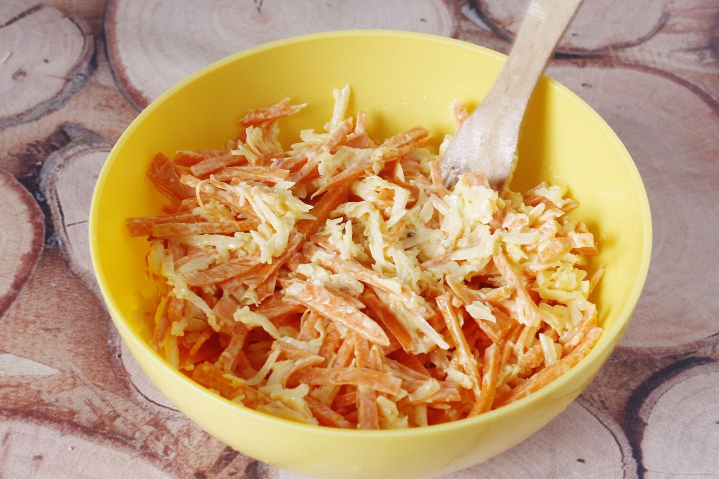 Шаг 6 приготовления Салат из моркови с чесноком и сыром