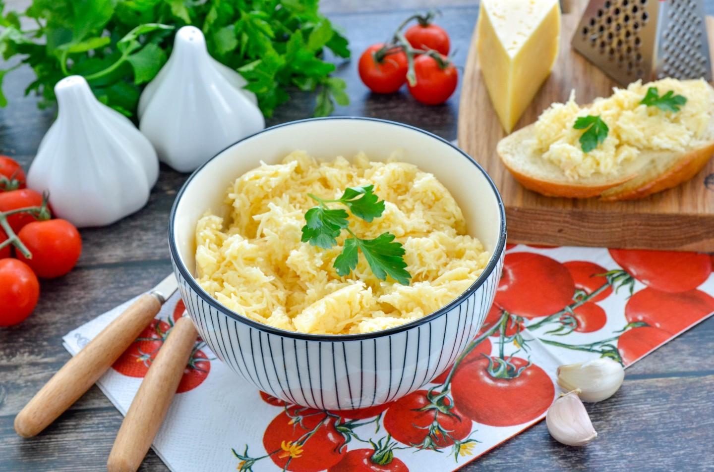 Обложка рецепта Салат из сыра с чесноком и майонезом