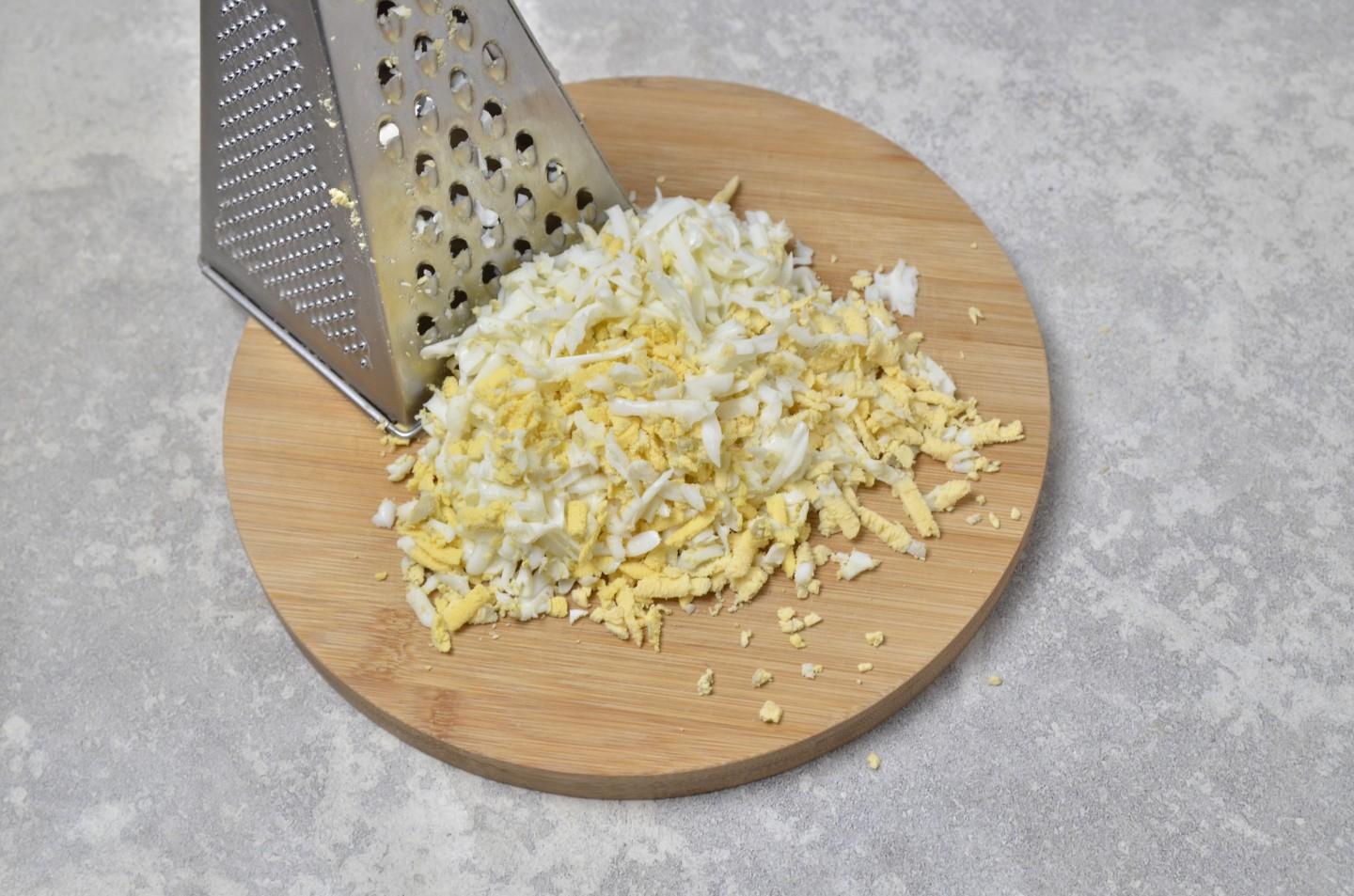 Шаг 3 приготовления Салат с яблоками сыром и яйцом