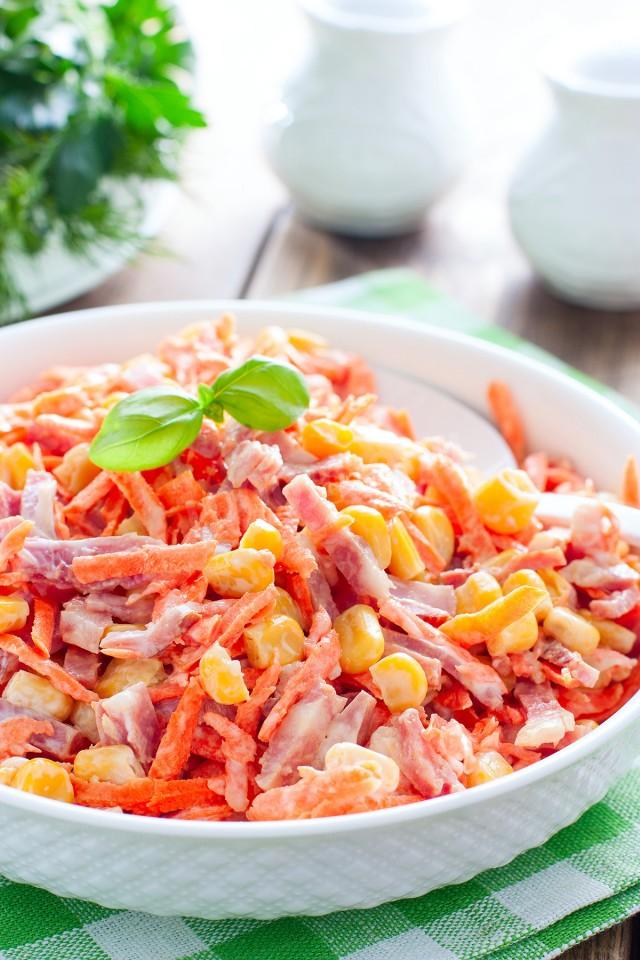 Шаг 6 приготовления Салат с копченой колбасой и морковью