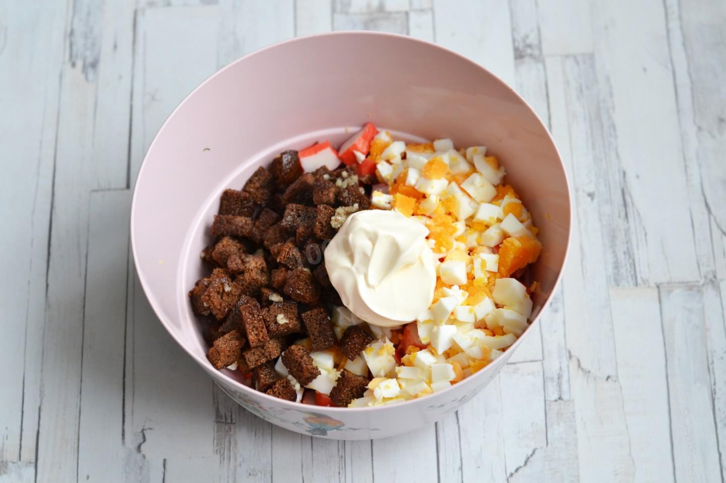 Шаг 9 приготовления Салат с крабовыми палочками сухариками и фасолью
