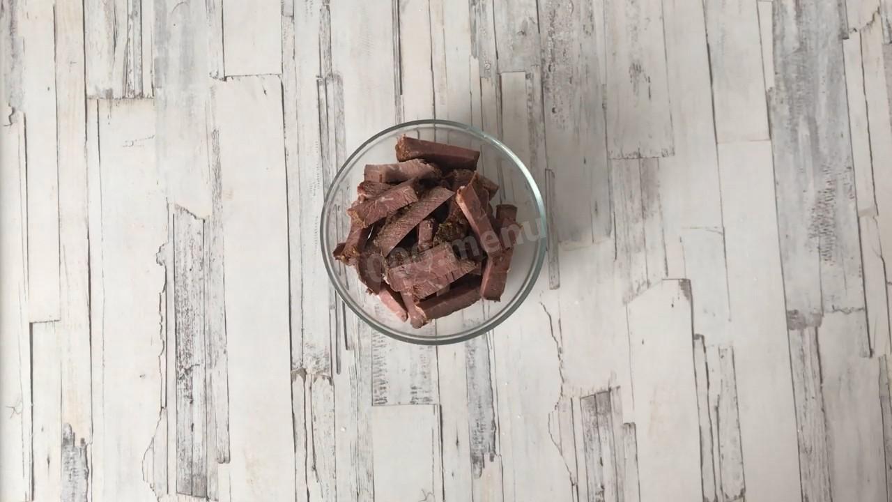 Шаг 2 приготовления Салат с рукколой и помидорами черри из запеченной говядины