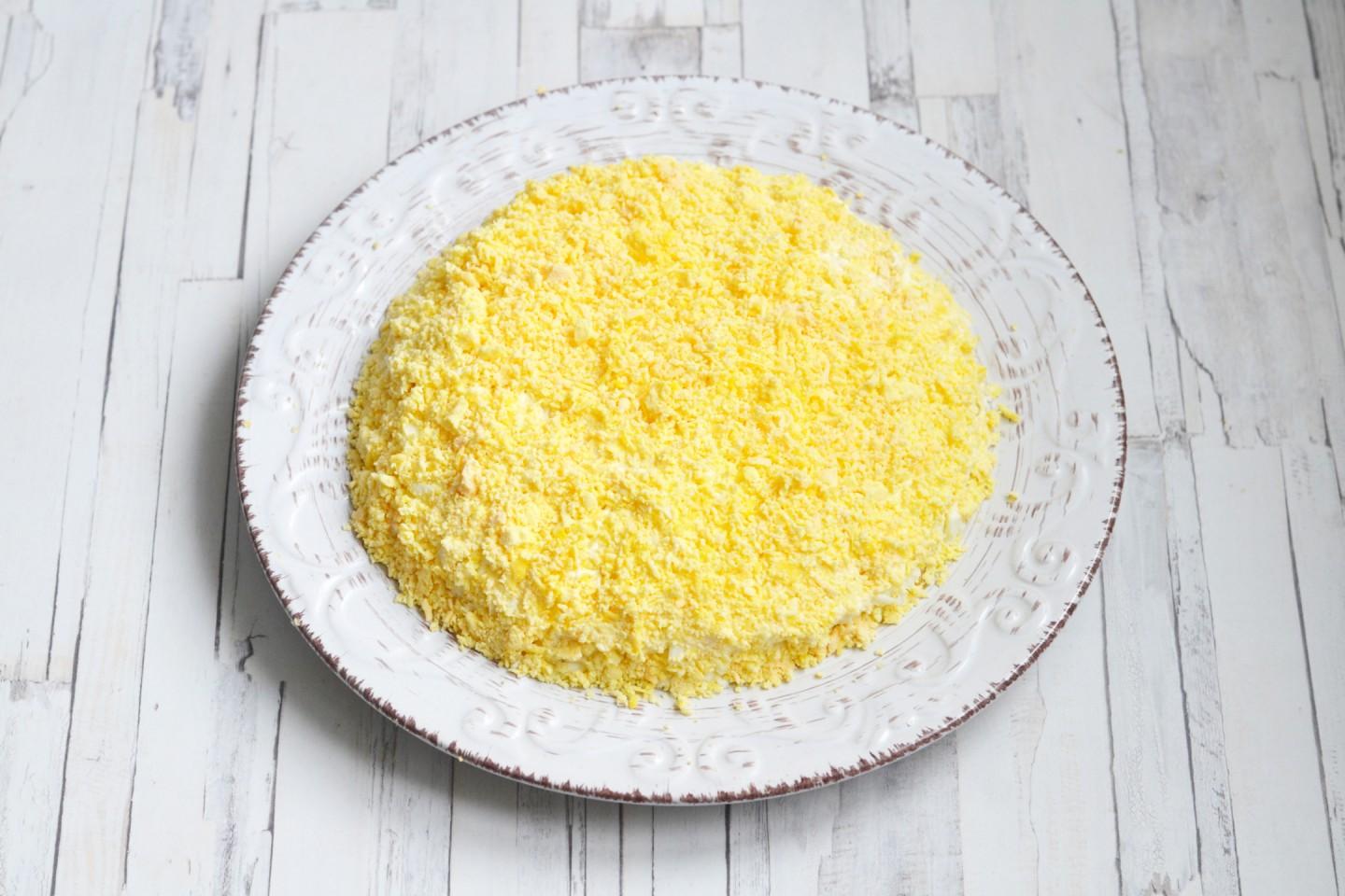 Шаг 11 приготовления Подсолнух салат классический с чипсами и курицей