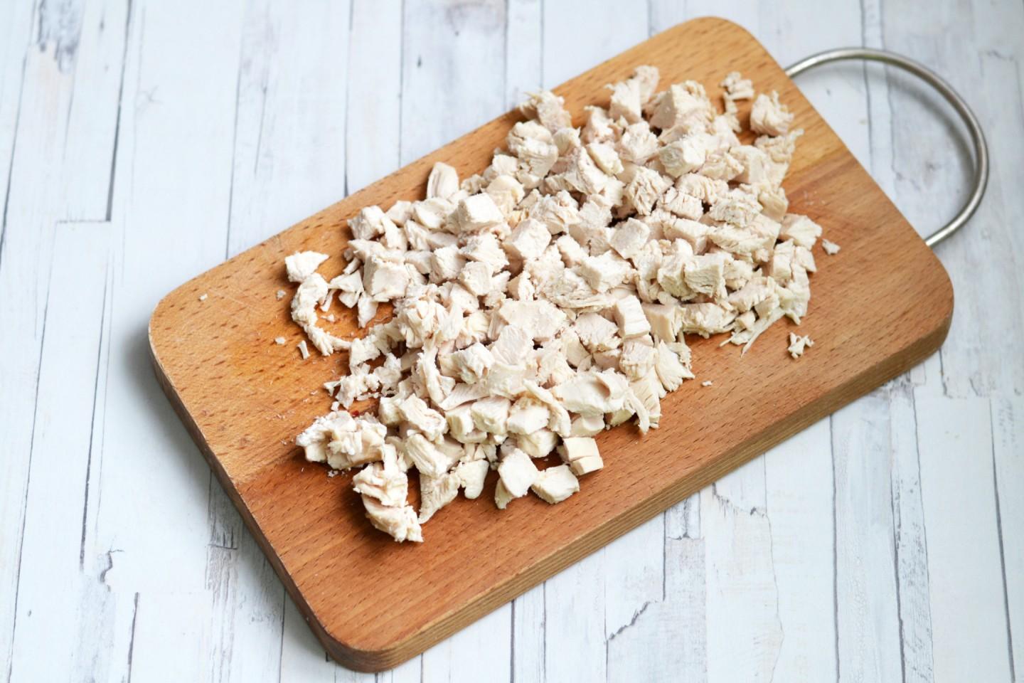 Шаг 2 приготовления Подсолнух салат классический с чипсами и курицей