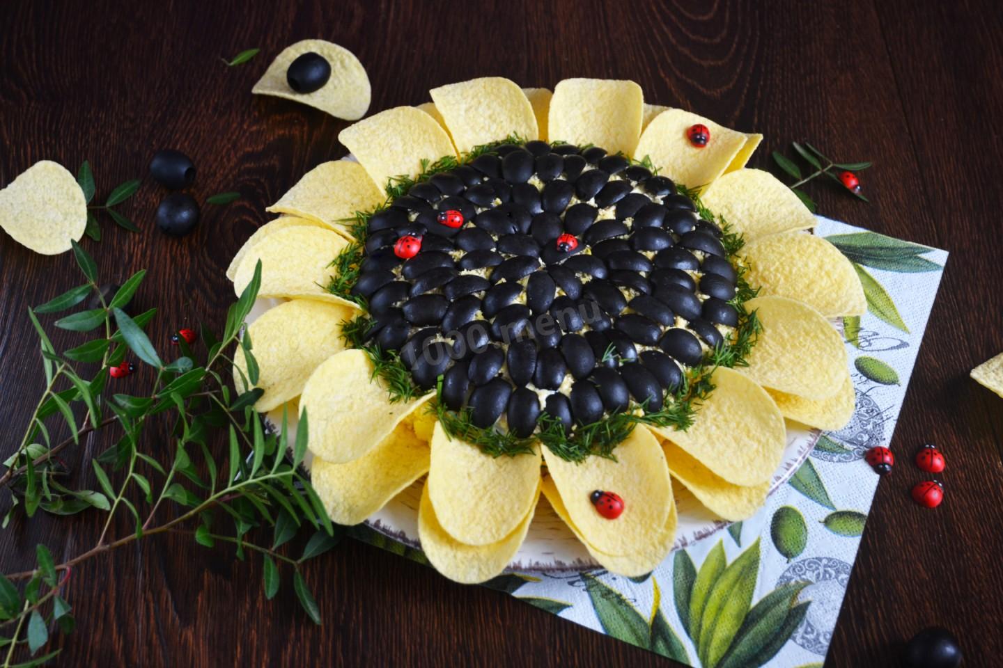 Обложка рецепта Подсолнух салат классический с чипсами и курицей