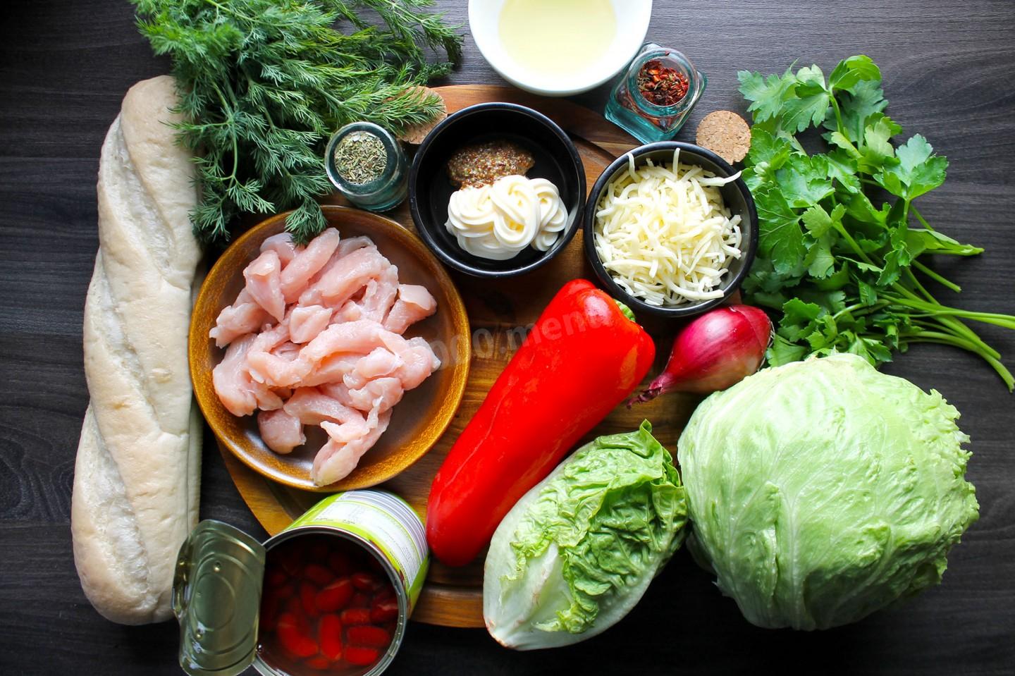 Шаг 1 приготовления Салат с курицей фасолью и сухариками
