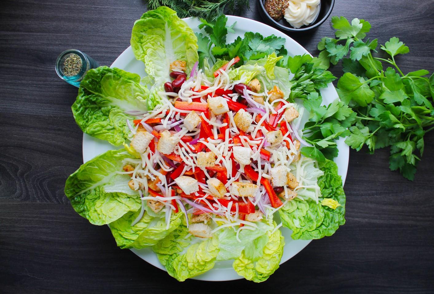 Шаг 10 приготовления Салат с курицей фасолью и сухариками