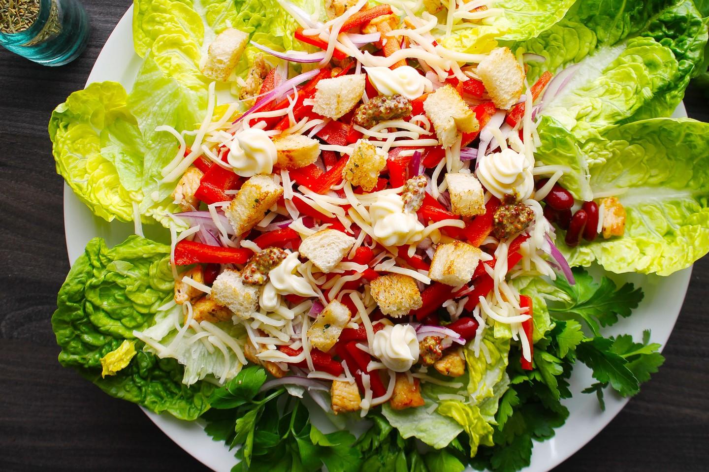 Шаг 11 приготовления Салат с курицей фасолью и сухариками