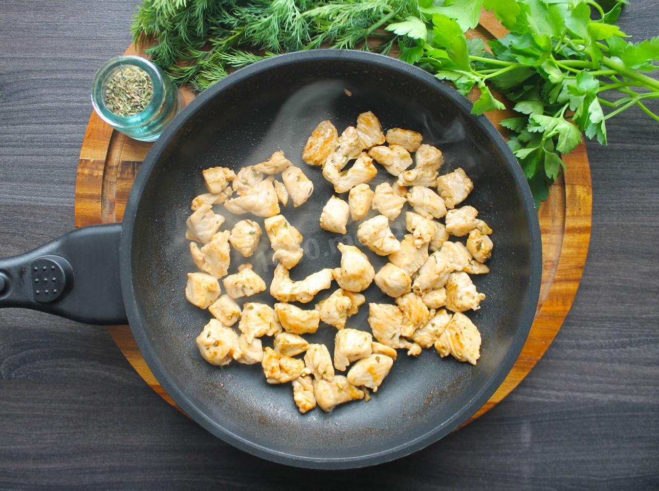 Шаг 4 приготовления Салат с курицей фасолью и сухариками