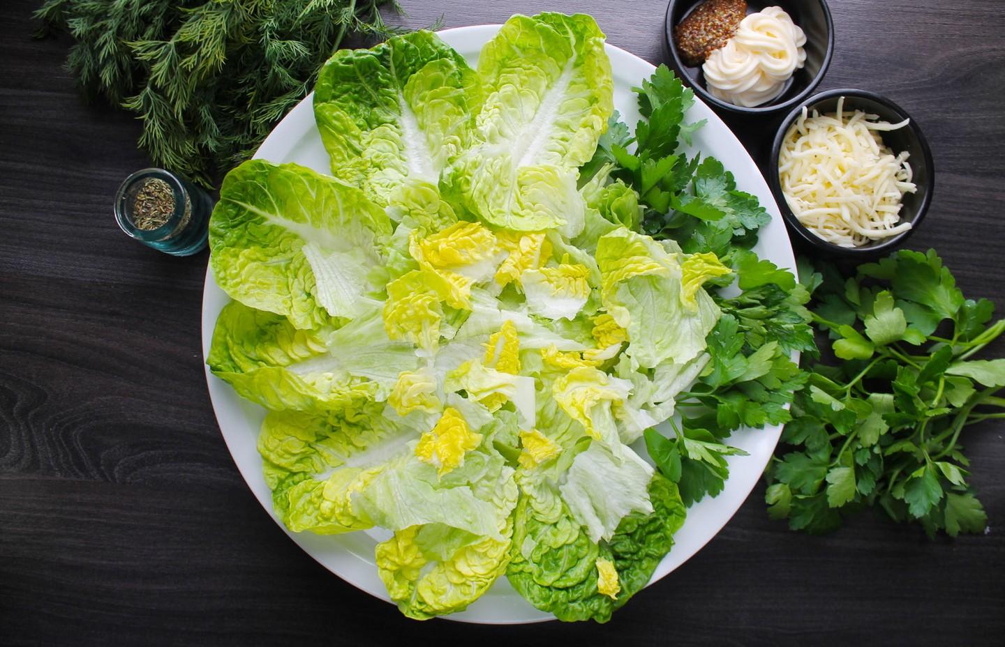 Шаг 5 приготовления Салат с курицей фасолью и сухариками